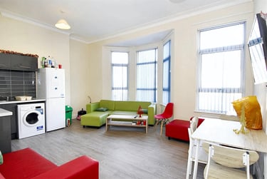 3 bed flat, Beaumont Road, Flat 3, St Judes, Plymouth, PL49BW - Image 2